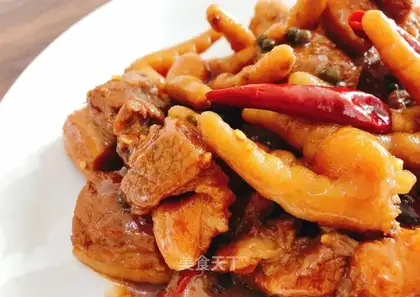 Red chicken claws with pork