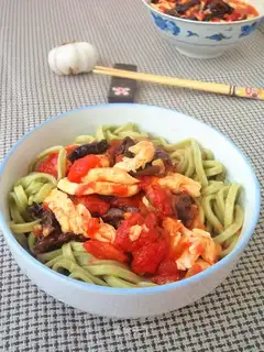 Tomato, spinach noodles
