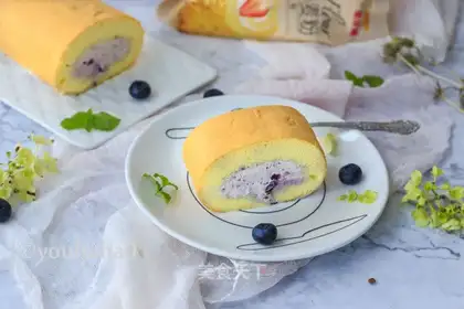 Blueberry roll