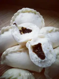 "Red sugar, black sesame varnish."