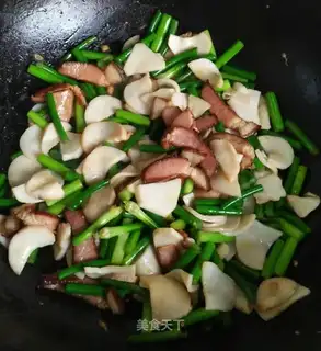 The bacon fried the garlic abalone