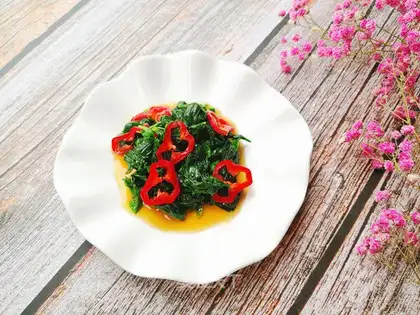 Celery leaves with pepper