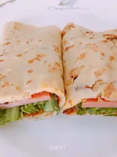 Banana omelet and ham
