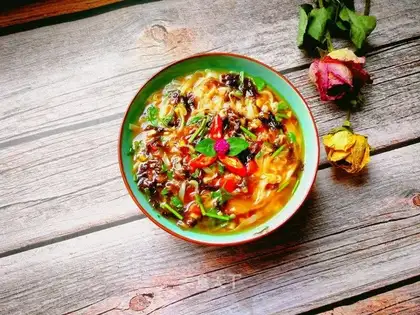 Tomato pickle shrimp noodles
