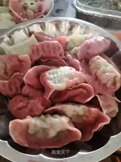 Double-coloured chicken dumplings