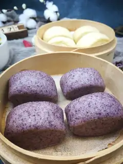 The groceries cut the buns