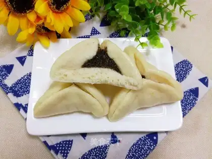 Black-sesame peanut sugar triangle