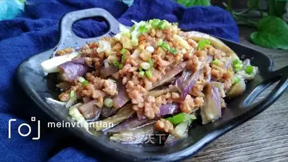 Tore the eggplant with the last hand
