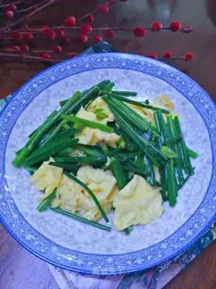 Fried eggs with moss