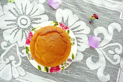 Flamingo jam and yogurt cake