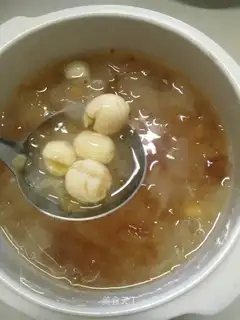 Peach glue and silver-eared lotion soup
