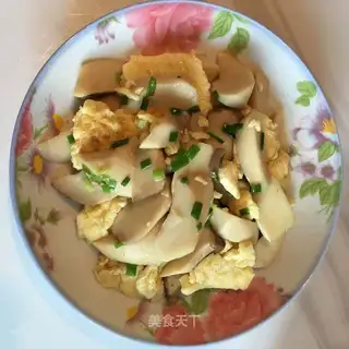 Eggs with almond mushrooms