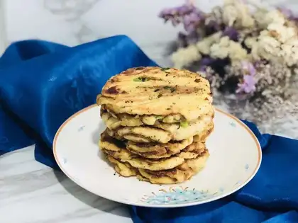Onion sesame bean cake