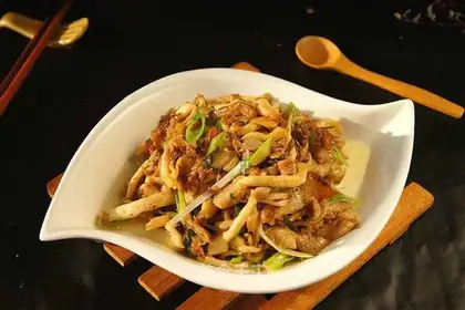 Gold mushroom fried elbow meat