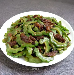 The beanfish fried the bitter melon