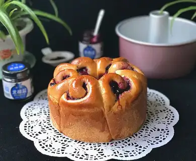 Blueberry sauce rose bread