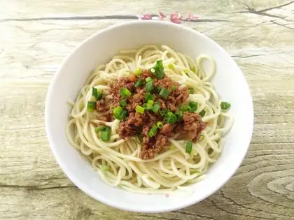Squeaky sauce dry noodles