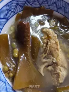 The fresh sea with green bean bone soup