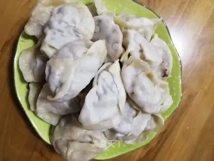 Lianqiu eats dumplings and robs them