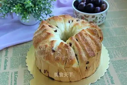 The cranberry hand tore bread