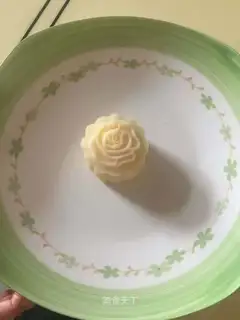 Milk, ice-cream mooncake