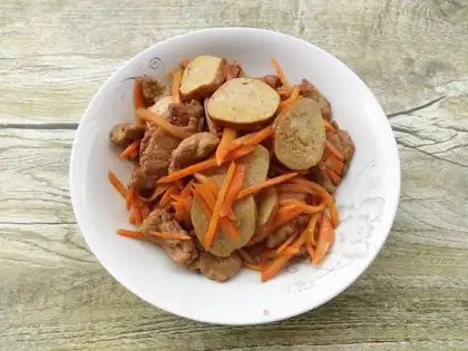 Carrot. Skinned chicken