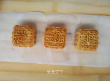 The egg yolk mooncake