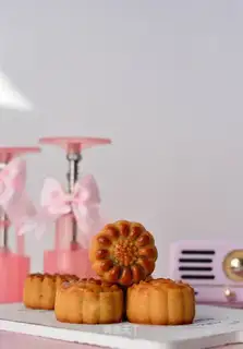 A wide bean saloon moon cake