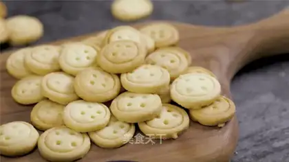 Fast-hand snacks: button cookies