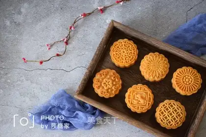 Gold and milk moon cakes