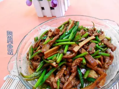 stir-fried shredded pork with garlic sprouts and dried beans