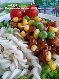 Noodles with chicken diced with onion and soy sauce