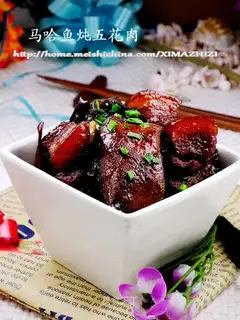 Stewed pork belly with salmon