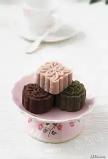White bean paste and ice skin mooncake