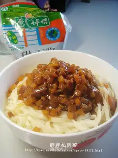 Noodles with potato and onion fried sauce