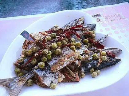 Steamed salted fish with green beans