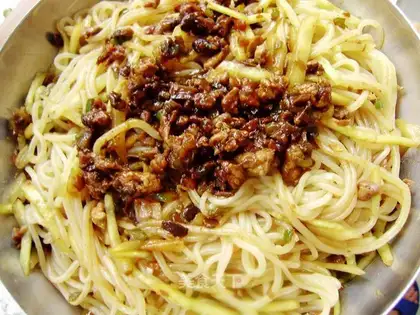 Noodles with minced pork and green pepper fried sauce
