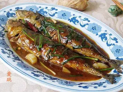 Braised fish with green strips