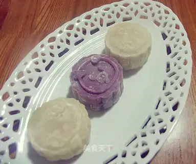 snowy moon cakes