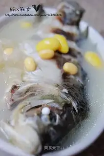 Ginkgo, soybean and crucian carp soup