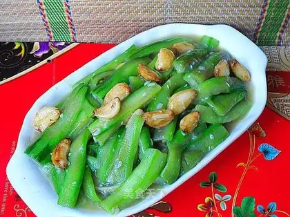 Roasted loofah with garlic