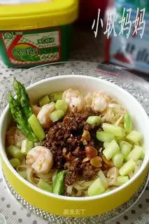 Noodles with asparagus and shrimp fried sauce