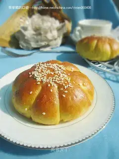 Pumpkin flower-shaped bread