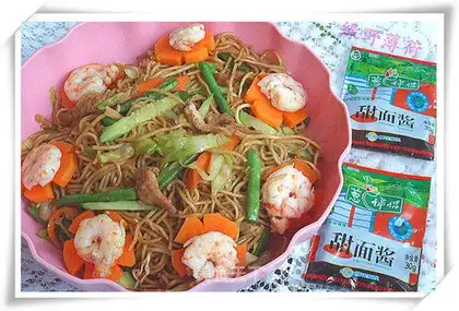 Sauce fried noodles with shrimps