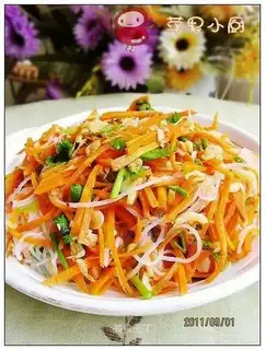 Carrots and dried shrimp mixed with vermicelli