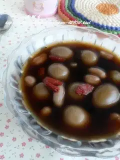 Boiled quail eggs with peanuts and black sesame seeds