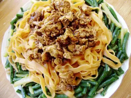 Cowpea and shredded potato noodles with fried sauce