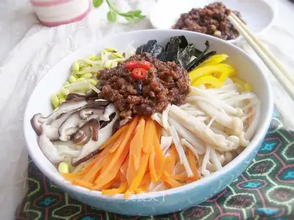 Noodles with minced pork and fried sauce