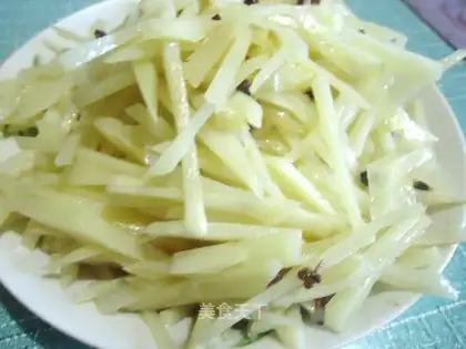 Fried shredded potatoes with pepper oil