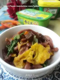 Beef, carrot and purple potato noodles